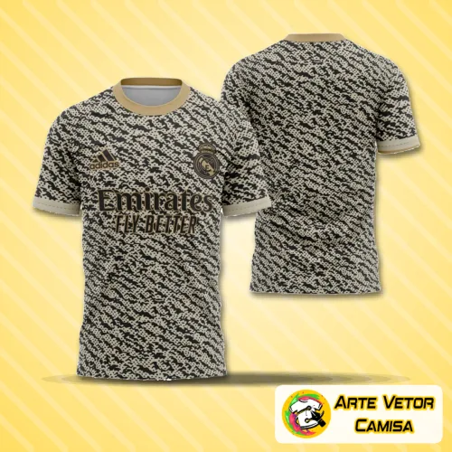 Imagem da camisa com logo no peito e estampa grande nas costas, exibindo design moderno inspirado no Real Madrid, com detalhes exclusivos e cores vibrantes que destacam a essência do clube espanhol.