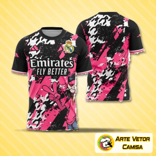 Foto da camisa final do Real Madrid 2025 com logo no peito e uma estampa grande nas costas, exibindo detalhes modernos e um design inovador para torcedores que buscam exclusividade e estilo.