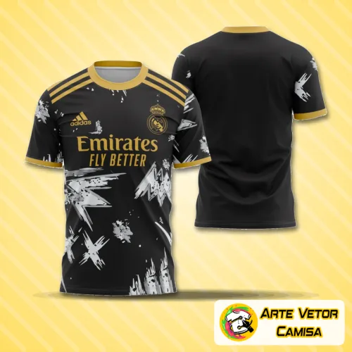 Foto de uma camisa branca com logo no peito e estampa grande nas costas inspirada na temporada 2020-2021 do Real Madrid, destacando estilo e identidade em cada detalhe