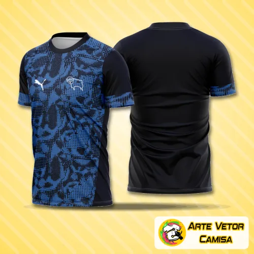 Foto da camisa Derby County com logo no peito e estampa grande nas costas, exibindo cores marcantes e design moderno que representa a temporada 2025-26 de treino.