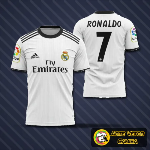 Camisa do Real Madrid com logo no peito e estampa grande nas costas, destacando detalhes em branco e azul nas mangas, representando a temporada 2018-2019 com design elegante e esportivo.