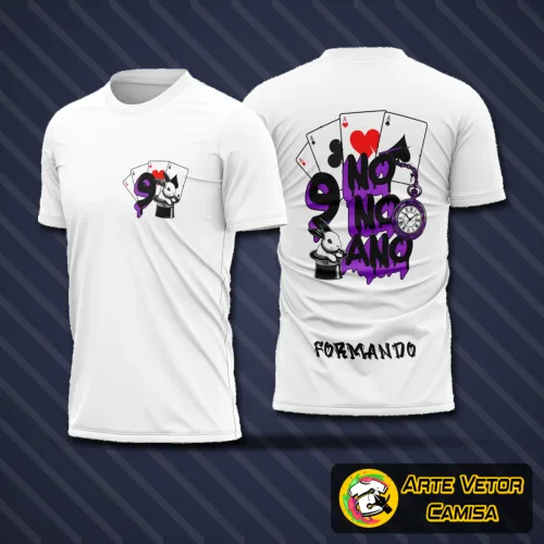 Camisa com logo no peito que apresenta uma estampa grande nas costas combinando um coelho estilizado, cartas antigas e um relógio clássico, em um design cheio de personalidade e charme retrô.