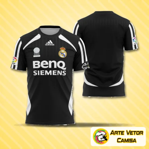 Imagem da camisa com logo no peito e estampa grande nas costas, com design clássico da temporada 2006-2007 do Real Madrid, mostrando detalhes em branco e detalhes icônicos do clube.