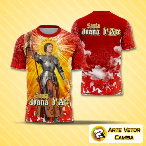 Foto de camisa com logo no peito e estampa grande nas costas, mostrando uma arte religiosa inspirada em Santa Joana d'Arc com detalhes vibrantes e design marcante.