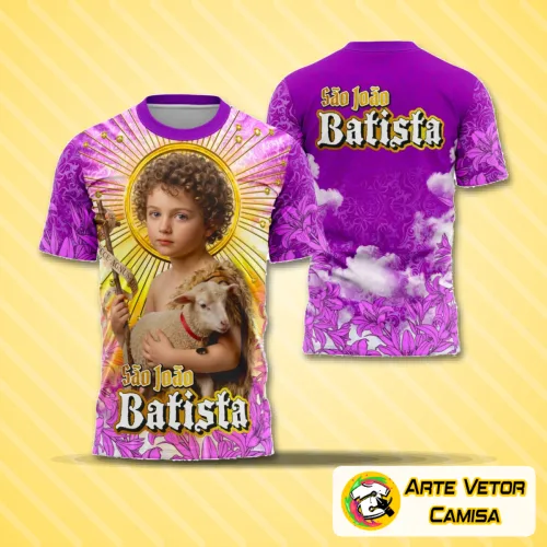 Camisa destacando uma logo no peito com o símbolo de São João Batista e uma estampa grande nas costas que retrata elementos religiosos tradicionais, perfeita para quem valoriza fé e cultura.