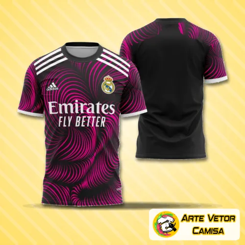Camisa do Real Madrid com logo no peito e estampa grande nas costas, apresentando design exclusivo e elegante, ideal para amantes do futebol e colecionadores que valorizam estilo e autenticidade.