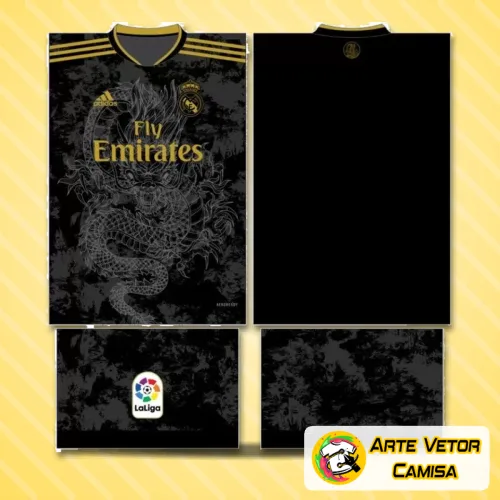 Camisa branca do Real Madrid com logo no peito e uma estampa grande nas costas em tom dourado, destacando detalhes clássicos e elegantes do time espanhol, perfeita para quem admira o futebol histórico.