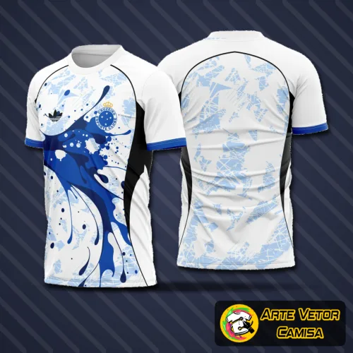 Camisa do Cruzeiro FC com logo no peito bem destacado e estampa grande nas costas que chama atenção pelo design vibrante e marcante, perfeita para torcer com estilo e autenticidade.