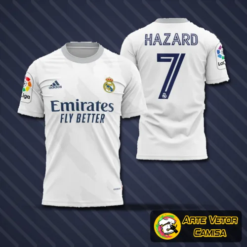 Camisa oficial do Real Madrid 2020-2021 com logo no peito e estampa grande nas costas, destacando o design icônico e as cores clássicas do time em uma composição visual moderna e impactante.