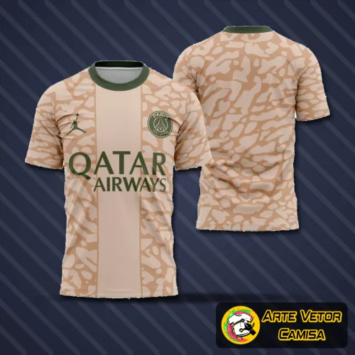 Camisa do PSG com logo no peito e estampa grande nas costas detalhando elementos exclusivos da temporada 2023-2024, com design moderno e cores vibrantes.