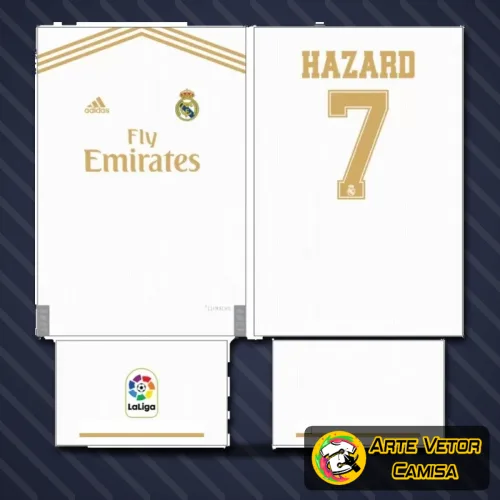Camisa branca do Real Madrid com o logo no peito e uma estampa grande nas costas em detalhes dourados e azuis, representando o design icônico do time