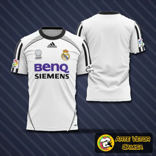 Camisa do Real Madrid exibida em destaque, com o logo no peito bem visível e uma estampa grande e impactante nas costas, transmitindo estilo e autenticidade da temporada 2006-2007.