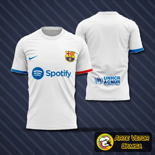 Foto de camisa com logo no peito e estampa grande nas costas, destacando detalhes vibrantes e design inspirado em Barcelona