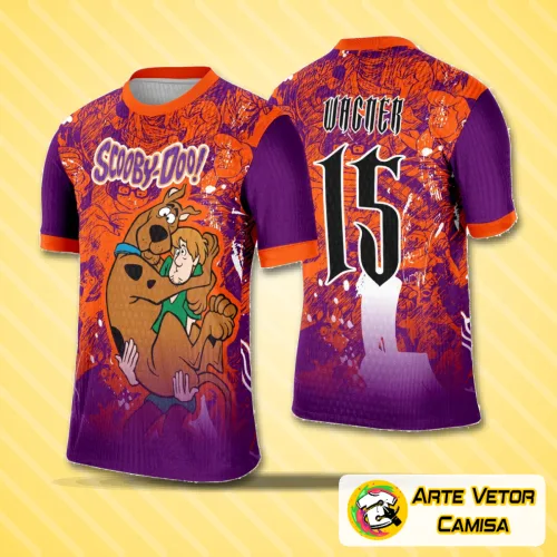 Camisa estilizada com logo no peito e estampa grande nas costas retratando personagens do Scooby-Doo em cores vibrantes, ideal para eventos interclasses e coleções temáticas.