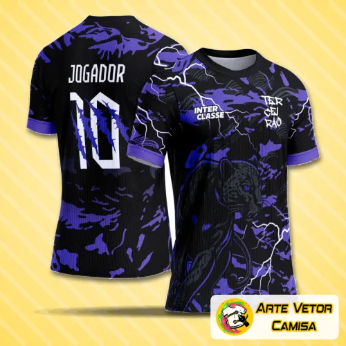 Camisa com logo no peito da Pantera Negra em roxo vibrante e estampa grande nas costas que destaca detalhes marcantes do personagem, ideal para eventos interclasse e quem busca estilo e representatividade.