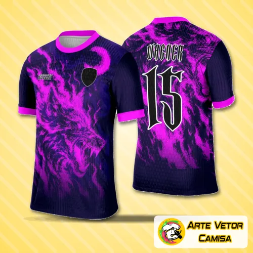 Camisa estilizada com logo no peito e estampa grande nas costas mostrando um lobo em chamas vibrante e impactante, combinando cores quentes que destacam a originalidade do design.