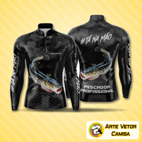 Camisa esportiva com logo no peito e estampa grande nas costas, exibindo design exclusivo inspirado em pesca para quem busca estilo e conforto em suas aventuras.