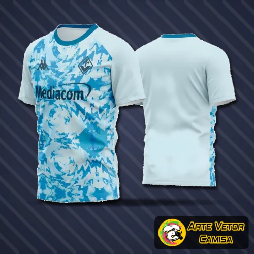 Camisa de futebol amador com destaque para o logo no peito e estampa grande nas costas, apresentando design moderno e cores vibrantes que remetem à paixão pelo esporte.