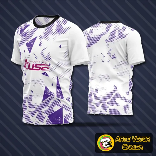 Camisa de futebol amador com logo no peito visível e estampa grande nas costas, exibindo design moderno em cores vibrantes, perfeita para times que buscam identidade marcante em campo.