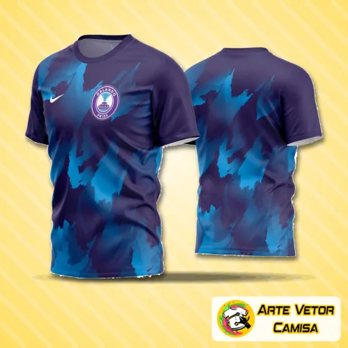 Camiseta de futebol amador com logo no peito e estampa grande nas costas em cores vibrantes, ideal para times que buscam identificação e estilo durante as partidas.