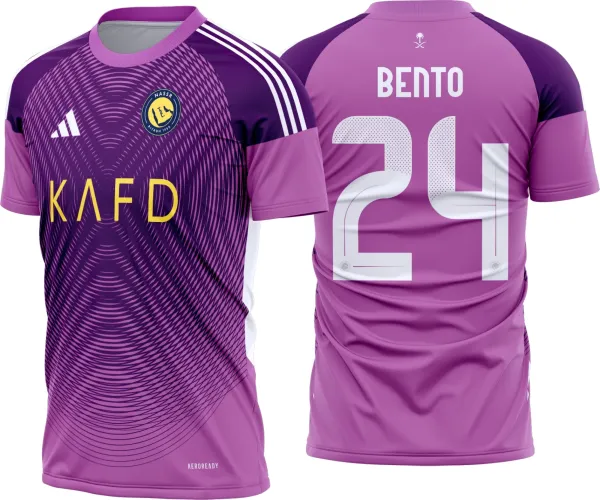 Camisa Al-Nassr goleiro com logo no peito e estampa grande nas costas, destacando cores vibrantes e design moderno para os fãs de futebol e colecionadores de itens exclusivos.