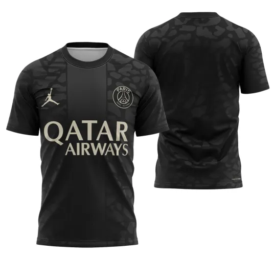 Visual frontal da camisa com logo no peito em destaque e estampa grande nas costas apresentando design moderno e vibrante, perfeito para fãs do PSG que buscam estilo e personalidade.