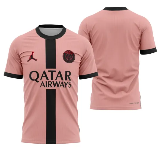 Camisa do PSG com logo no peito e estampa grande nas costas, apresentando um design moderno e diferenciado para os fãs do clube na temporada 2024-2025.