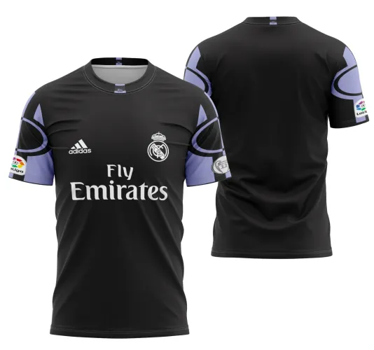 Imagem da camisa com logo no peito destacando o escudo do Real Madrid e estampa grande nas costas com design diferenciado em tons claros e detalhes modernos, lembrando o uniforme alternativo da temporada 2016-2017.
