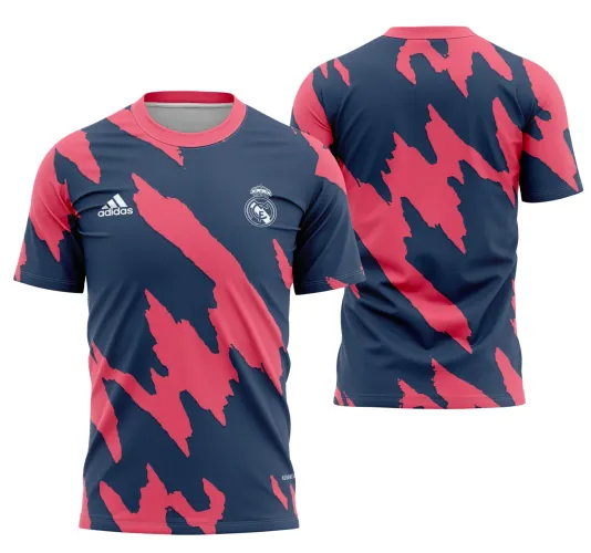 Camisa oficial de aquecimento do Real Madrid com logo no peito e estampa grande nas costas, destaque para o design moderno e as cores tradicionais do time, perfeita para quem é fã do clube.