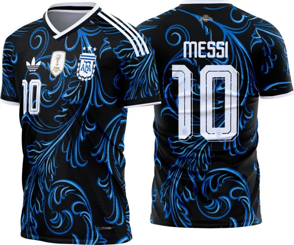 Foto da camisa Argentina com o logo no peito e uma estampa grande nas costas, destacando detalhes marcantes com cores vibrantes que remetem à seleção nacional, ideal para quem admira o futebol argentino.