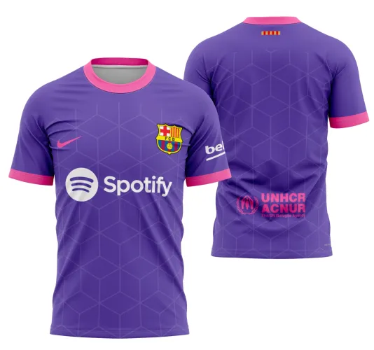 Camisa com logo no peito e estampa grande nas costas, destacando um design moderno e urbano inspirado na energia de Barcelona em 2023, com cores vibrantes e detalhes exclusivos.