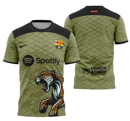 Camisa estilizada com logo no peito e estampa grande nas costas, inspirada no estilo único de Barcelona 2024, com design moderno e cores vibrantes destacando detalhes inovadores.