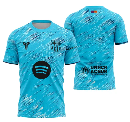 Camisa com logo no peito e estampa grande nas costas, trazendo design inovador inspirado em Barcelona 2025, unindo estilo moderno e elementos criativos para destaque visual marcante.