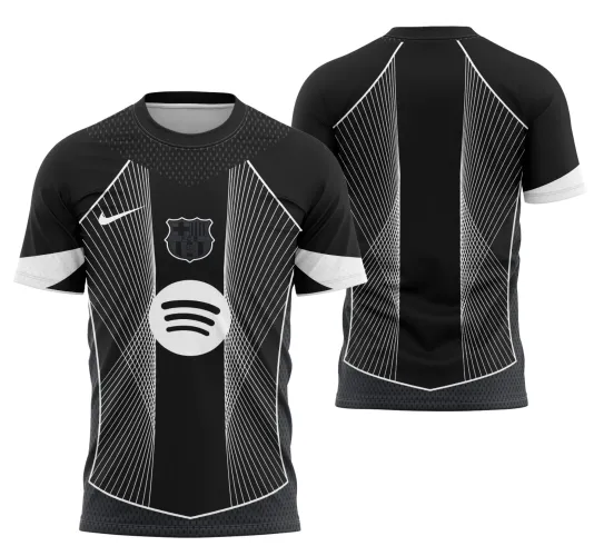 Foto de uma camisa com logo no peito e estampa grande nas costas, mostrando detalhes vibrantes da arte conceitual Barcelona 2026 com design moderno e acabamento impecável.