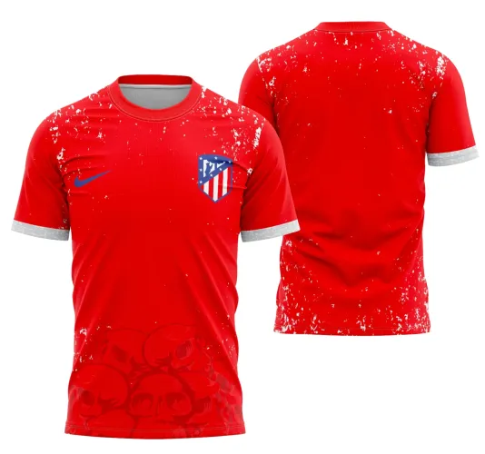 Camisa com logo do Atlético Madrid no peito e estampa grande nas costas, temática Halloween 2023 com design vibrante e moderno que destaca detalhes sombrios e elementos festivos do time espanhol.