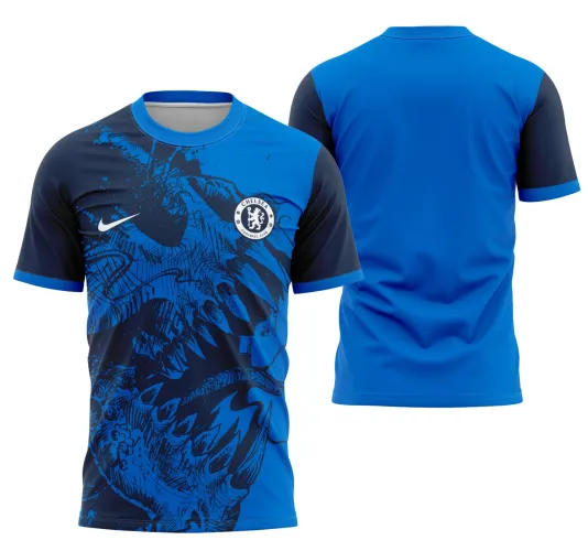 Camisa do Chelsea com logo no peito e estampa grande nas costas, com design exclusivo de Halloween 2023, em cores escuras e detalhes que remetem ao tema assustador.