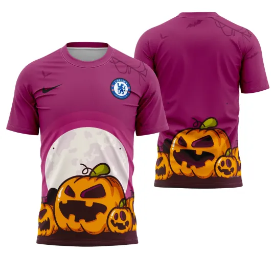Camisa com logo no peito do Chelsea, destaque para estampa grande nas costas com tema de Halloween 2025 apresentando elementos assustadores e cores vibrantes que remetem à festa do dia das bruxas.