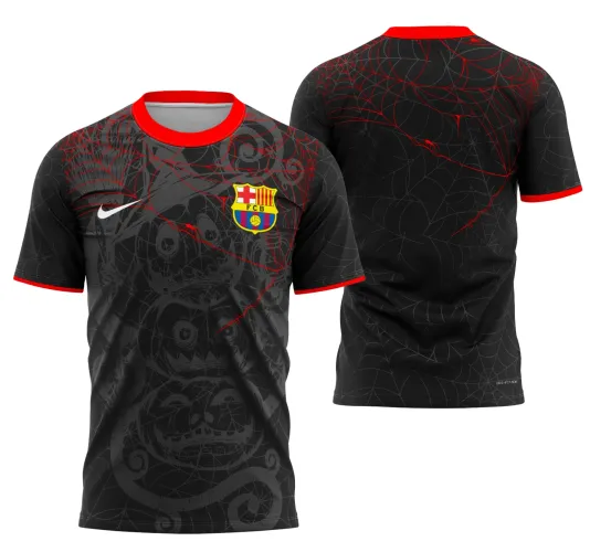 Camisa com logo no peito e estampa grande nas costas mostrando design de Halloween com elementos urbanos e sombrios inspirados em Barcelona 2025, perfeita para quem gosta de estilo único e marcante em suas roupas.