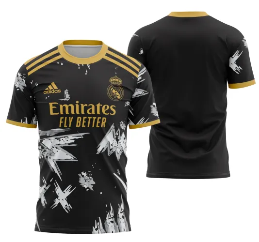 Foto de uma camisa branca com logo no peito e estampa grande nas costas inspirada na temporada 2020-2021 do Real Madrid, destacando estilo e identidade em cada detalhe