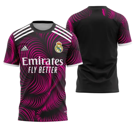 Camisa do Real Madrid com logo no peito e estampa grande nas costas, apresentando design exclusivo e elegante, ideal para amantes do futebol e colecionadores que valorizam estilo e autenticidade.