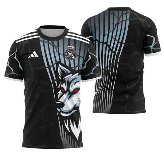 Camisa do Real Madrid com logo no peito e estampa grande nas costas, exibindo design moderno e inovador para 2024, destacando cores vibrantes e detalhes exclusivos que ressaltam o espírito do time.