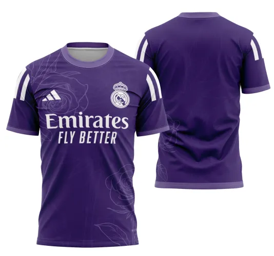 Camisa com logo no peito do Real Madrid e estampa grande nas costas com design moderno em tons brancos e detalhes elegantes, representando a identidade do clube com estilo e sofisticação.