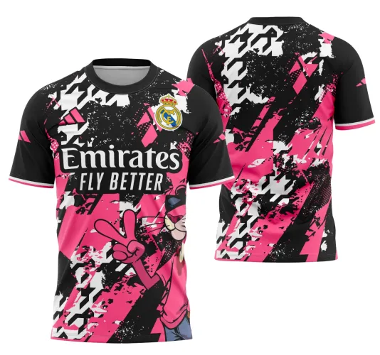 Foto da camisa final do Real Madrid 2025 com logo no peito e uma estampa grande nas costas, exibindo detalhes modernos e um design inovador para torcedores que buscam exclusividade e estilo.