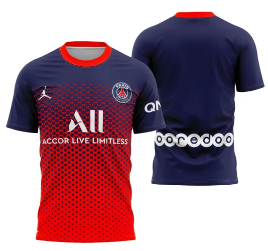 Foto da camisa com logo no peito bem visível e estampa grande nas costas, mostrando design moderno e elegante em cores do PSG 2022.