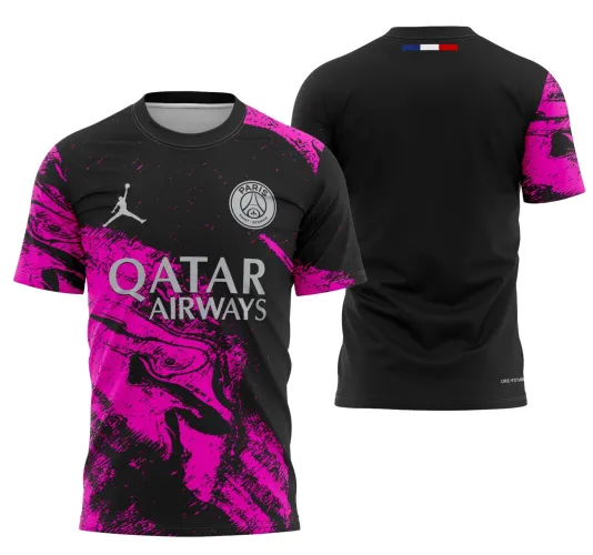 Foto da camisa com logo no peito e estampa grande nas costas, exibindo design moderno e inovador inspirado no PSG 2026