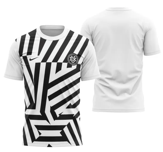 Imagem mostrando a camisa Dux Internacional Madrid com logo no peito e estampa grande nas costas, em cores vivas e design moderno, perfeita para apaixonados por futebol e estilo urbano.