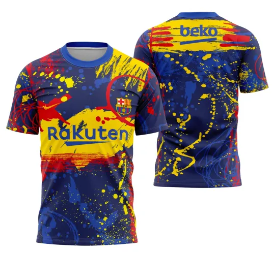 Camisa do Barcelona com logo no peito e estampa grande nas costas, exibindo design inspirado na greve pré-jogo da temporada 2019-2020, em cores vibrantes e estilo moderno.