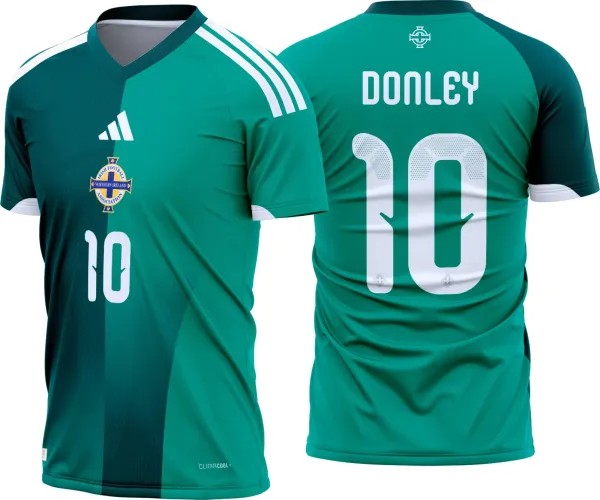 Camisa da Irlanda do Norte exibida com logo no peito e estampa grande nas costas, destaque para cores vibrantes e design moderno representando o estilo oficial da equipe entre 2026 e 2028