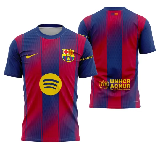 Vista frontal da camisa Barcelona com logo no peito e estampa grande nas costas, destacando seu design moderno e cores vibrantes para a temporada 2025-2026.