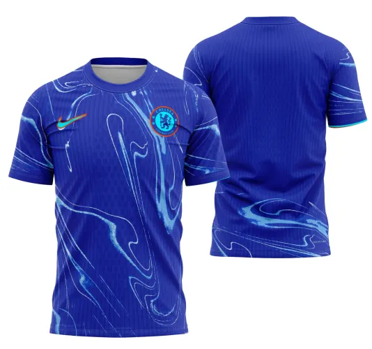 Camisa oficial do Chelsea 2024-2025 com logo no peito e estampa grande nas costas, destacando cores vibrantes e design moderno para torcedores apaixonados.